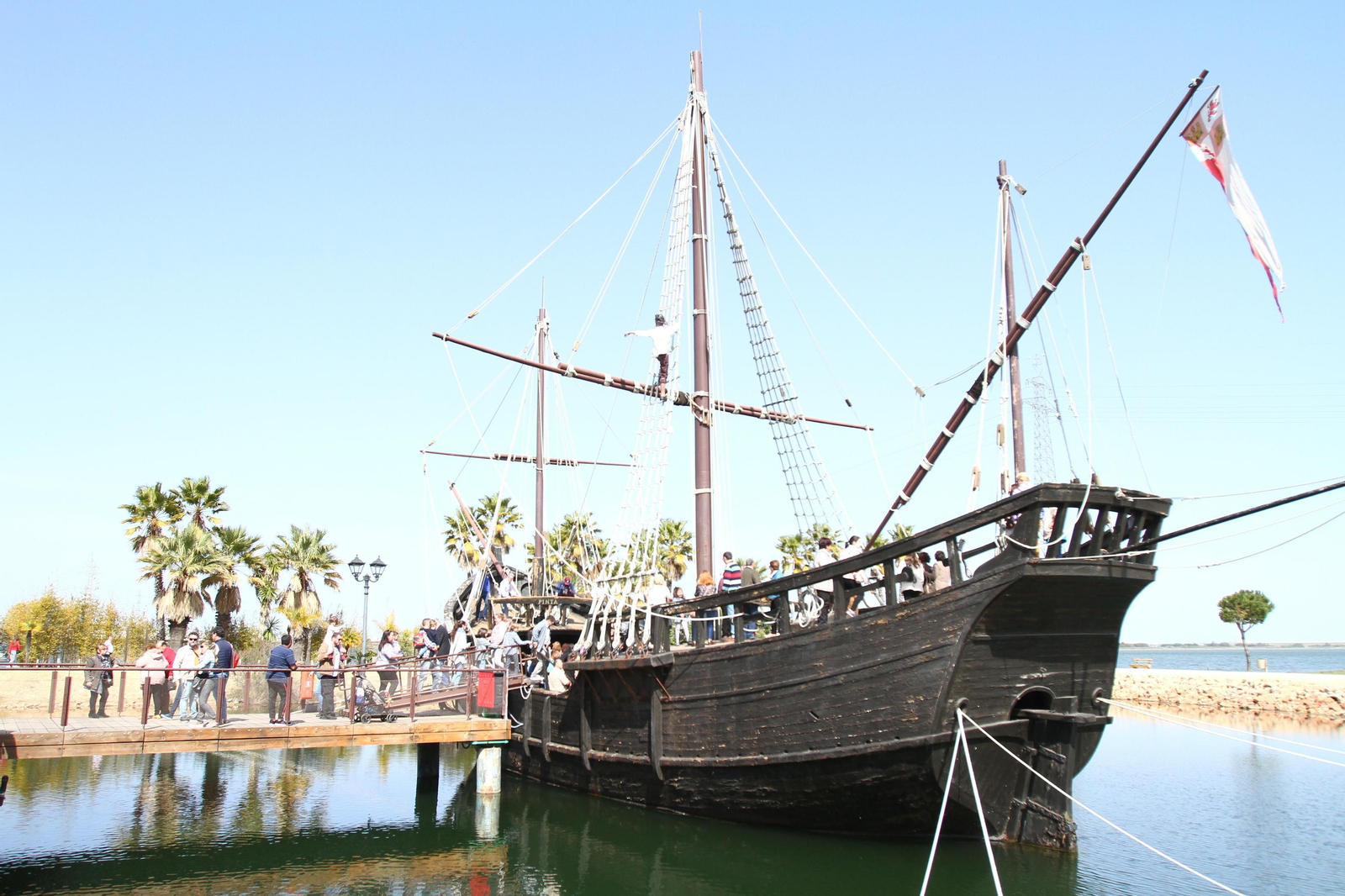 Imágenes del día de puertas abiertas en el muelle de las Carabelas