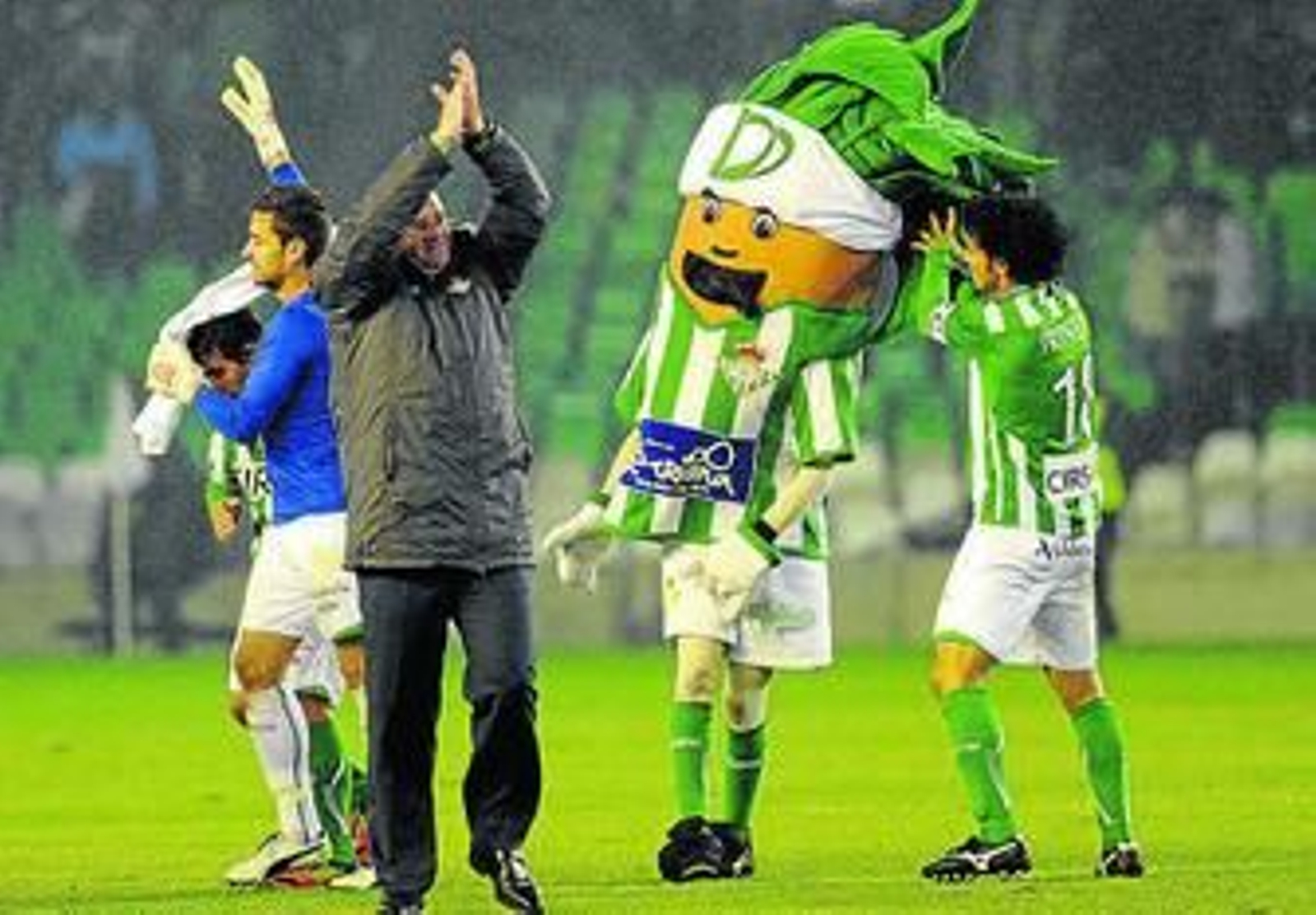 Pepe Mel saluda desde el césped tras vencer al Valencia.