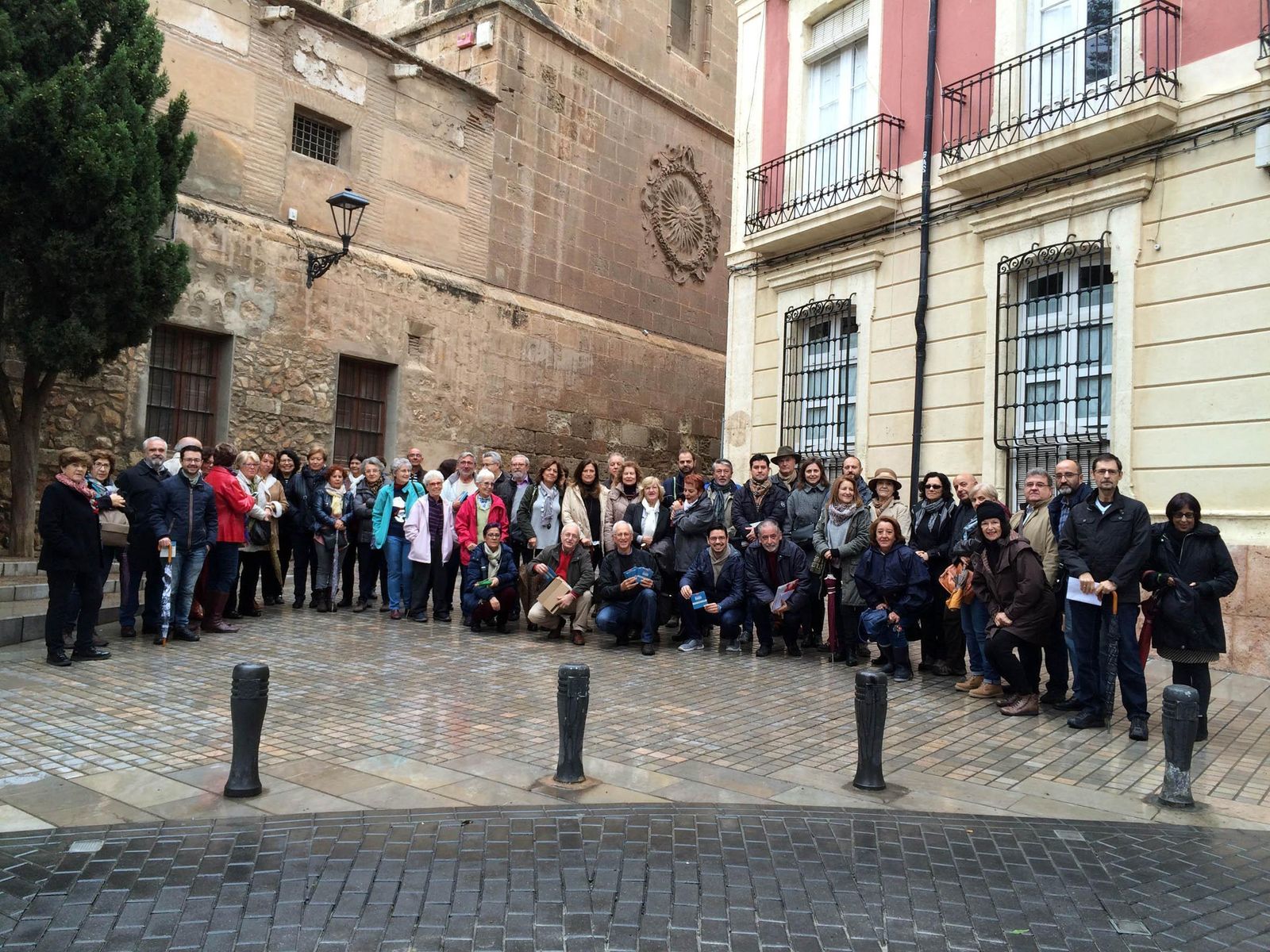 Miembros de 'Amigos de la Alcazaba' junto a Alfonso Ruiz y los participantes en el itinerario en la plaza de Bendicho.