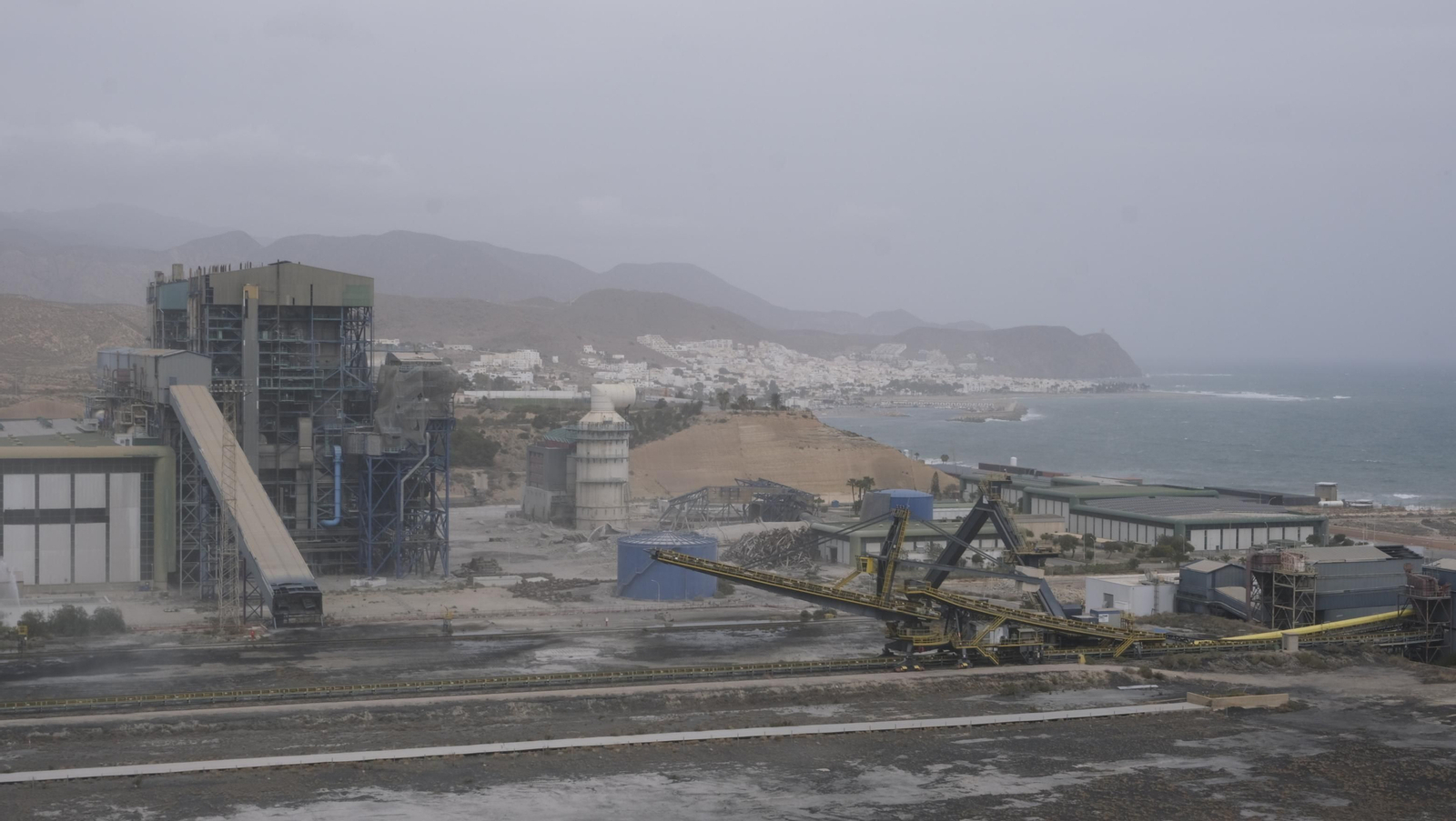El derribo de la Torre Litoral de Endesa en Carboneras, en imágenes