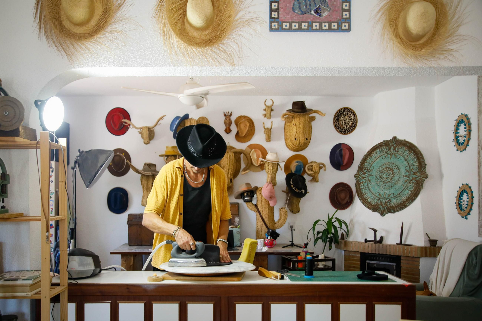 Imágenes del proceso creativo en sombreros de Alejandro Mateo