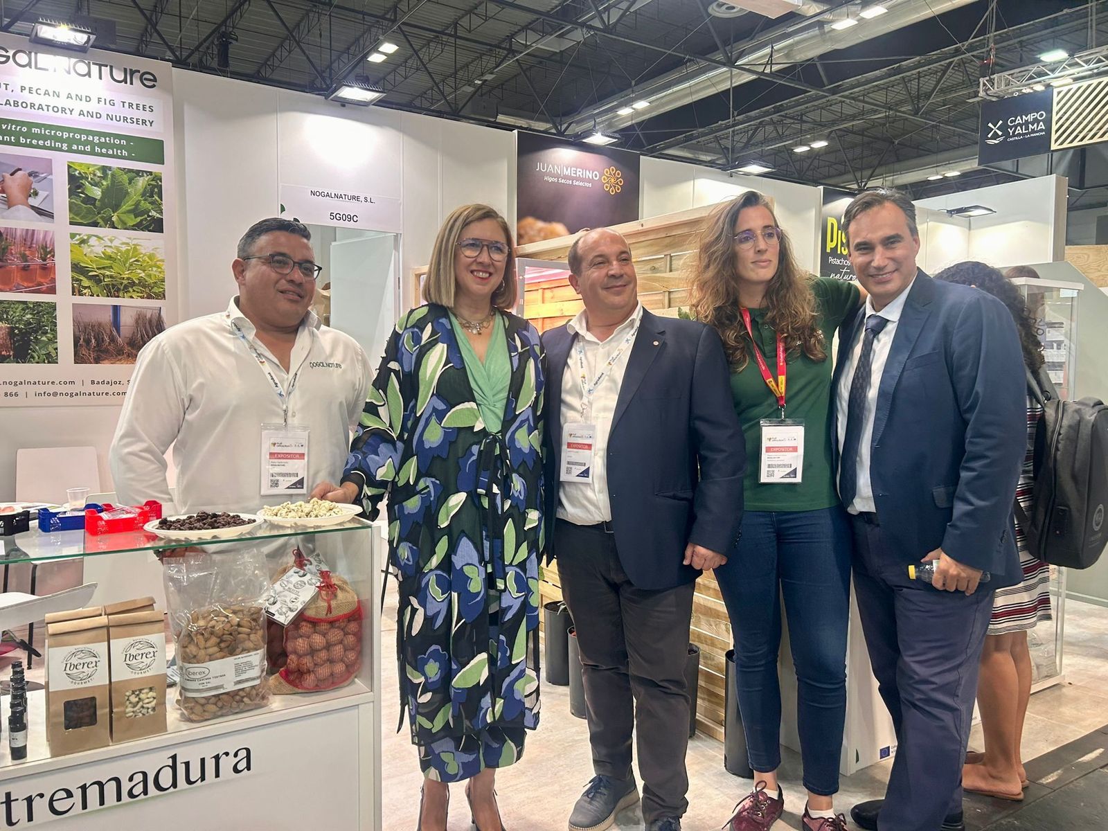 Mercedes Morán acompañando a los agricultores regionales.