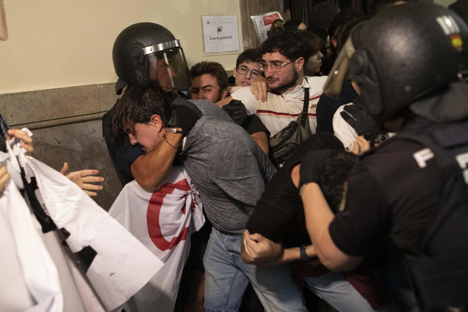 Altercados en la conferencia de Macarena Olona en Granada