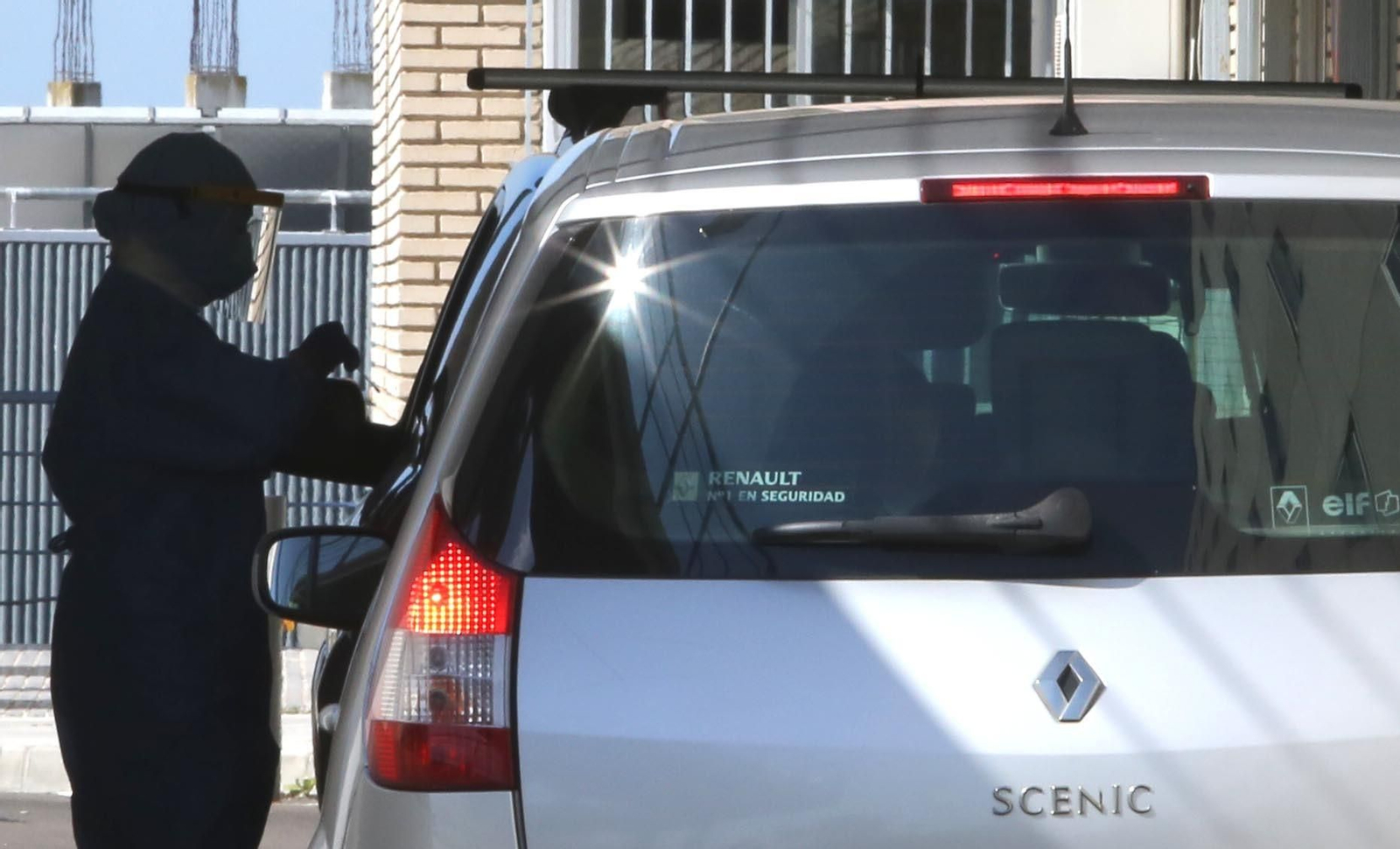 Uno de los test rápidos de coronavirus sin bajar del coche realizado ayer en el hospital de Jerez. Uno de los test rápidos de coronavirus sin bajar del coche realizado ayer en el hospital de Jerez.