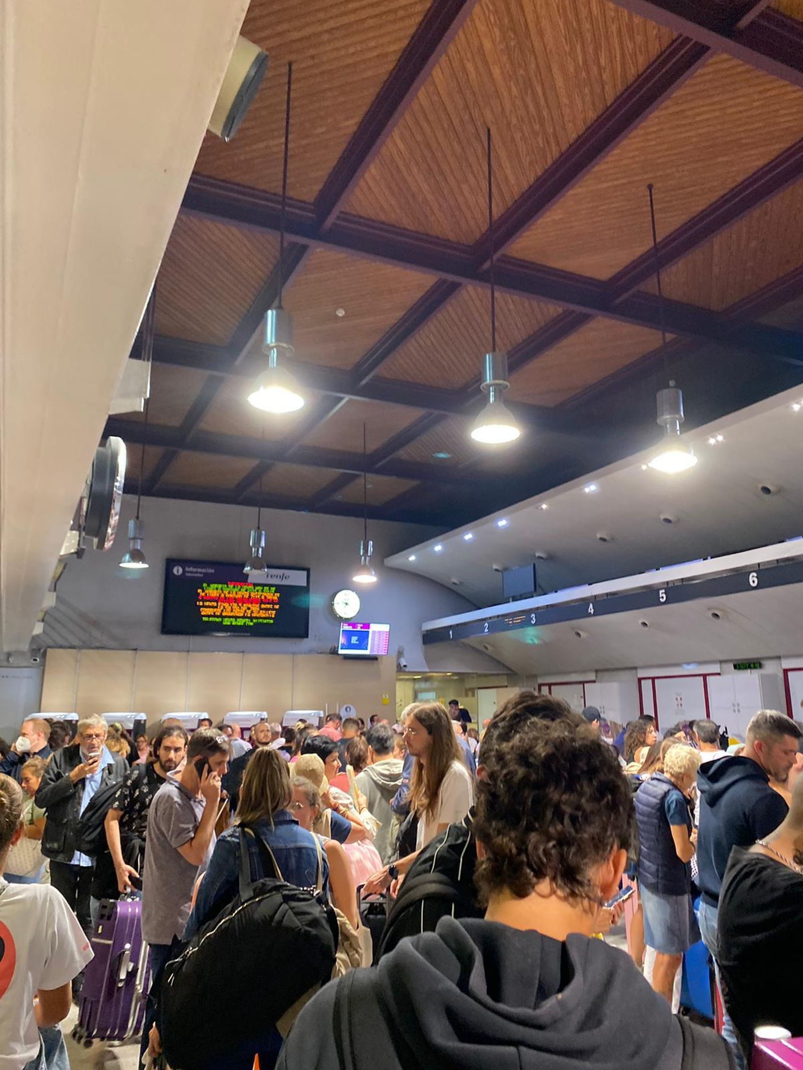 Colas de pasajeros en la estación de Atocha