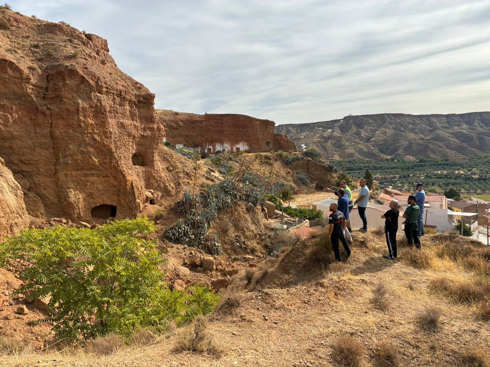 El diputado de Emergencias y Asistencia a Municipios, Eduardo Martos, visita el derrumbamiento en el Cerro del Castillejo de Beas de Guadix