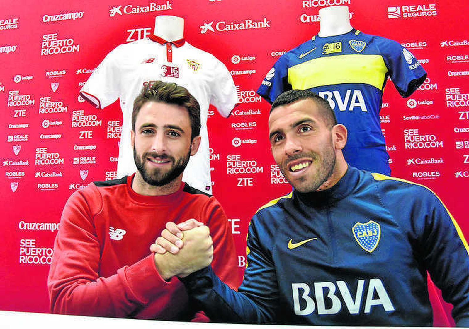 Pareja y Tévez simulan un pulso en la presentación del partido.