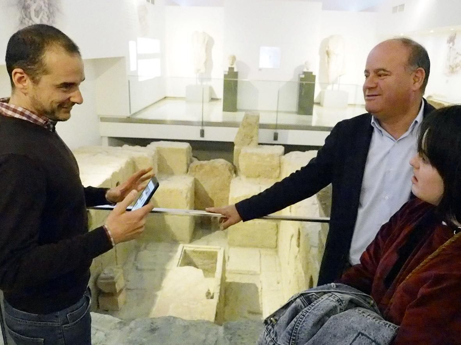 Presentación del nuevo sistema para hacer más accesible en museo antequerano.