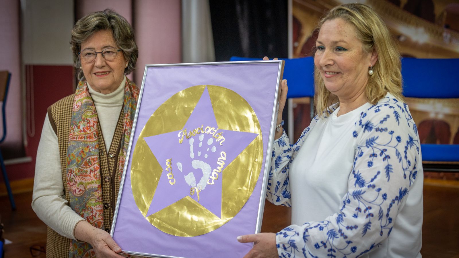 Pilar Catalán y Margarita de la Mata con la estrella dedicada a la Asociación Amas de Casa.