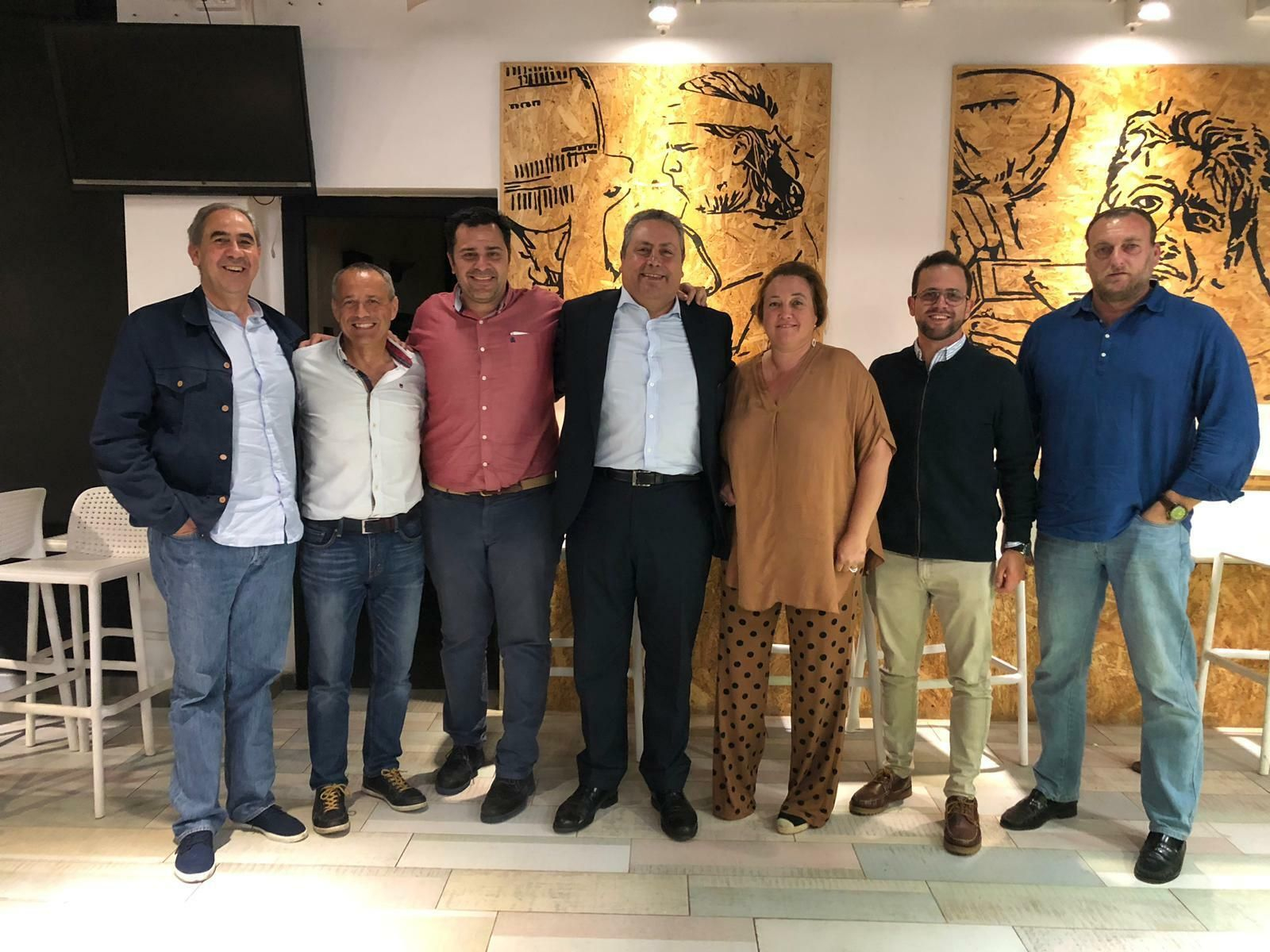 Juan Carlos Vizcaíno -segundo por la izquierda-, junto a otros miembros de la nueva junta directiva del Enrique Benítez.