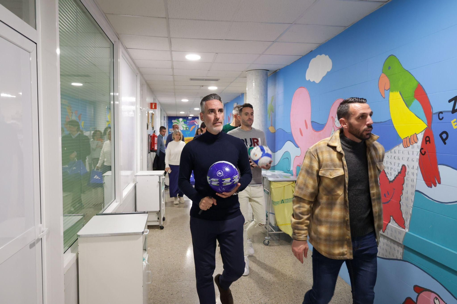 Las imágenes de la visita de los jugadores del Recre a los niños hospitalizados en el Juan Ramón Jiménez
