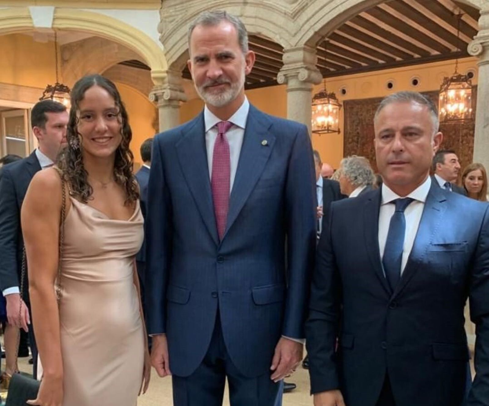 Alba Vázquez, junto al Rey y al presidente de la FAN