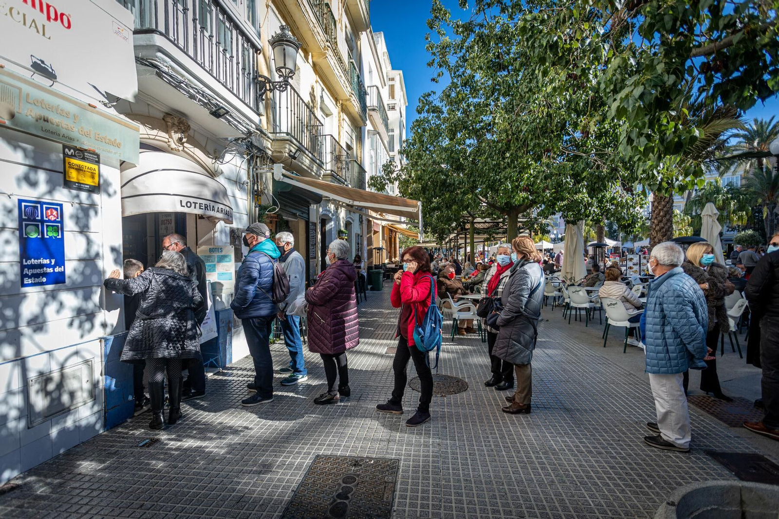 Una cola para comprar Lotería de Navidad en la Administración Arias.