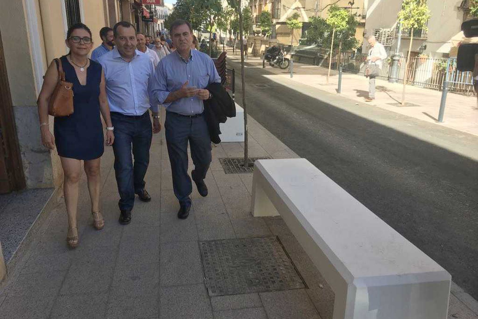 Visita de los responsables de la Junta de Andalucía y Ayuntamiento de Archidona a la zona tras la reforma.