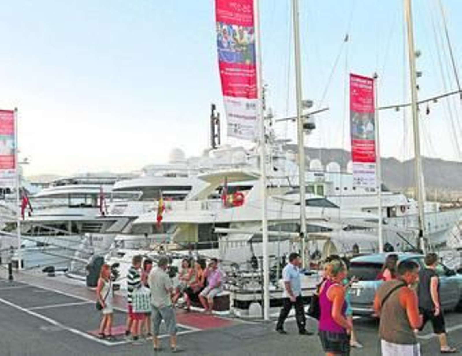 Varios barcos de lujo atracados en Puerto Banús.