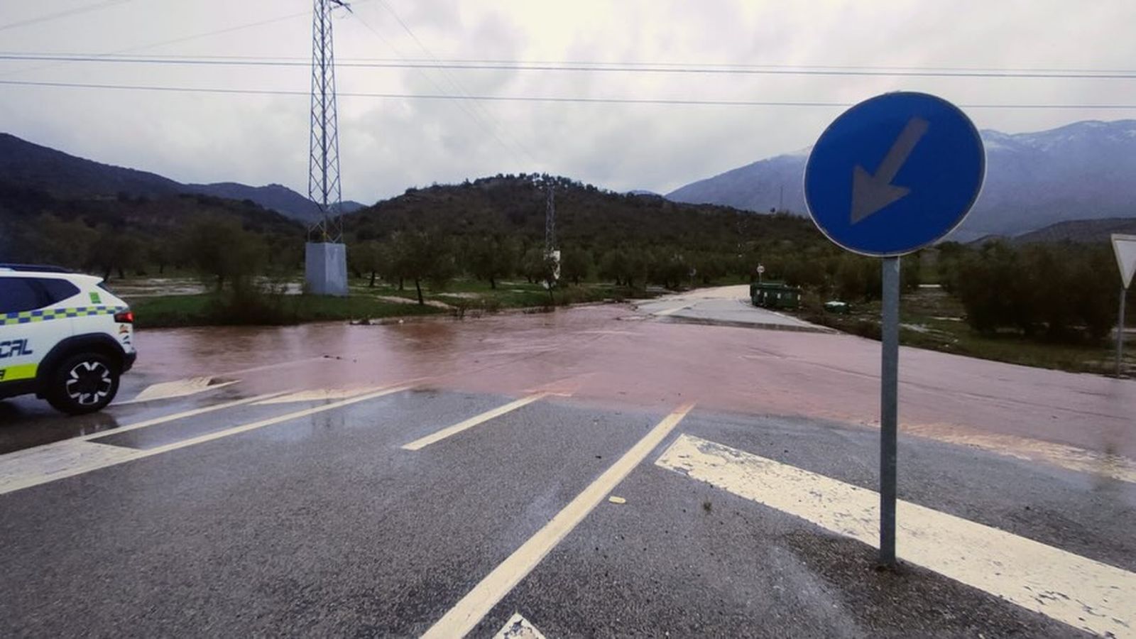 Desbordamiento de agua en varios caminos y accesos rurales en Huelma y Solera.