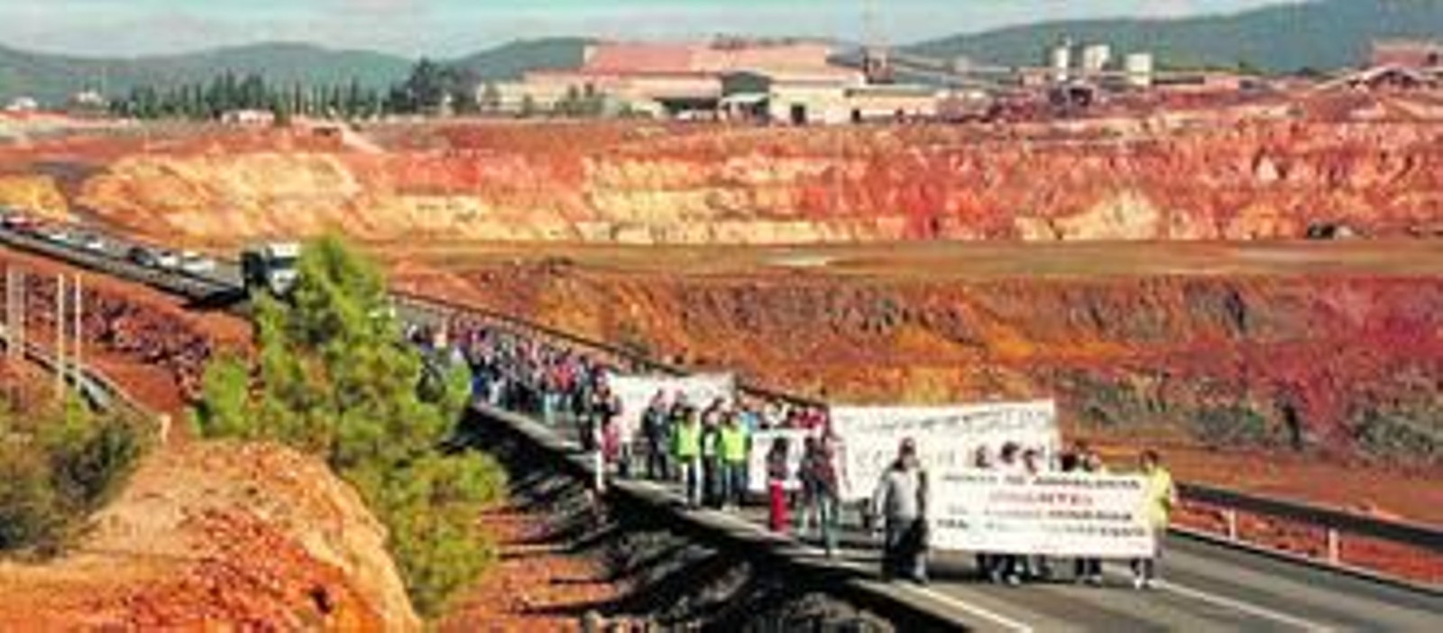Miembros de la Plataforma de Parados de la Cuenca Minera marchan hacia Riotinto para exigir la reapertura de la mina.