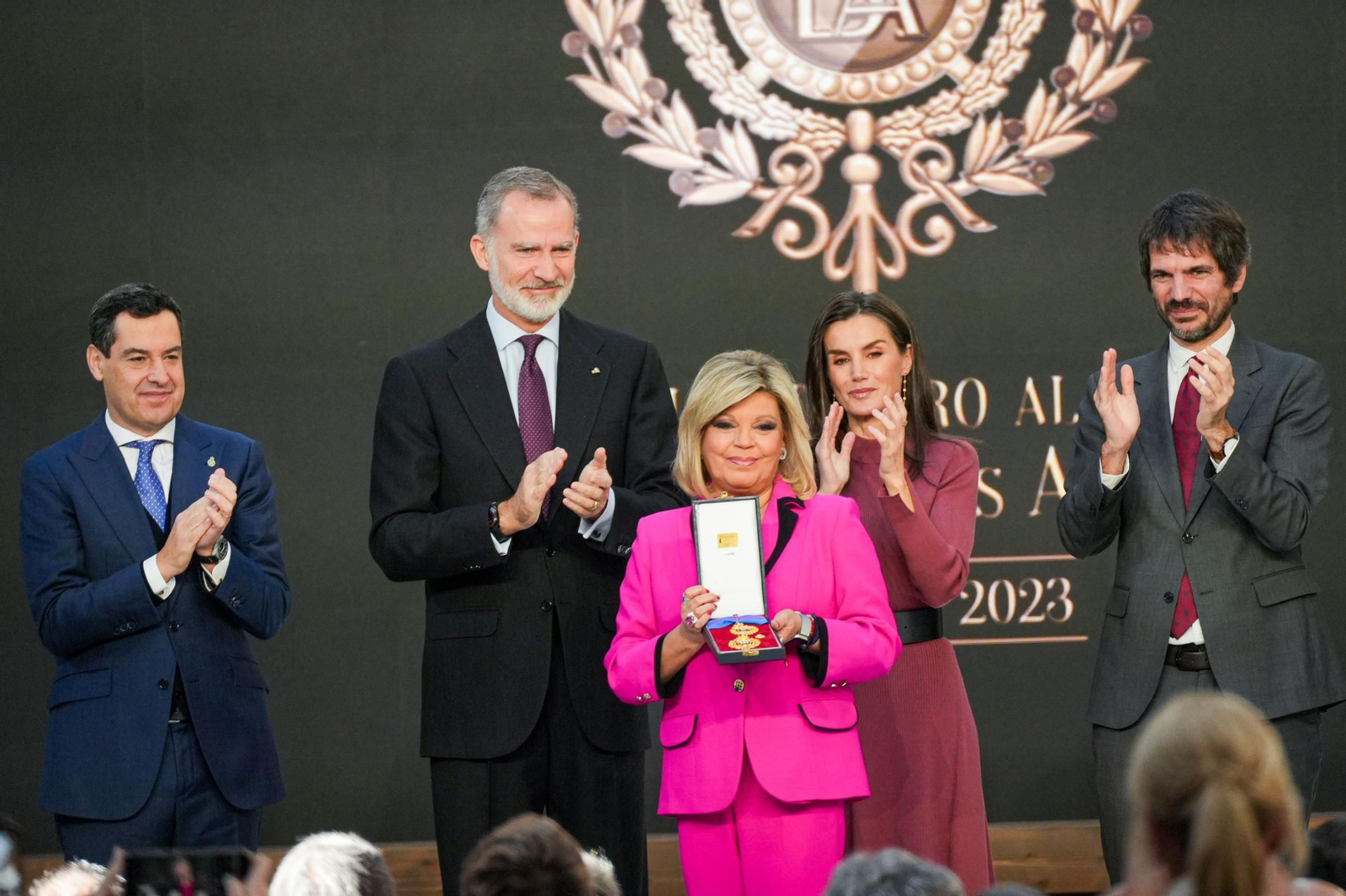 Terelu Campos recibe la medalla para María Teresa Campos