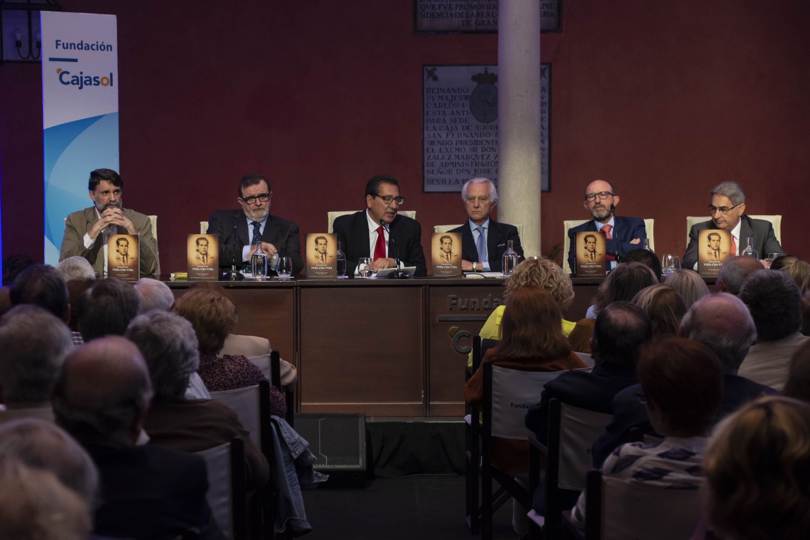 El periodista Javier Rubio, José Rodríguez de la Borbolla; Antonio Pulido, presidente de la Fundación Cajasol; el doctor Carlos Infantes; Francisco Correal, periodista de 'Diario de Sevilla'; y José Luis López, que ha coordinado la edición del libro.