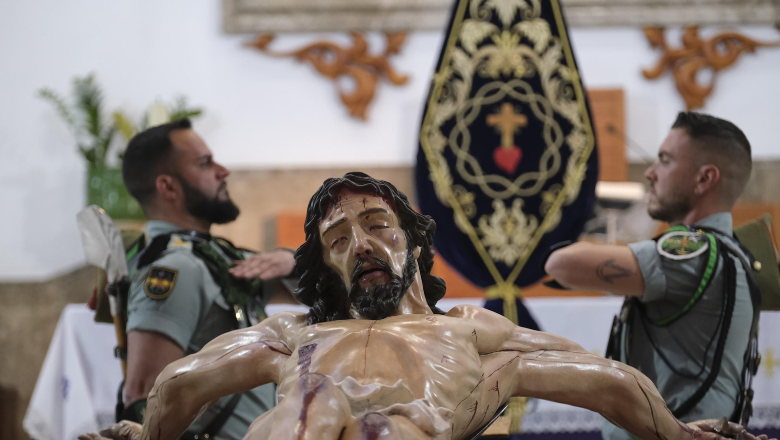 La Legión custodia el Cristo de la Buena Muerte en la Semana Santa de El Parador 2025