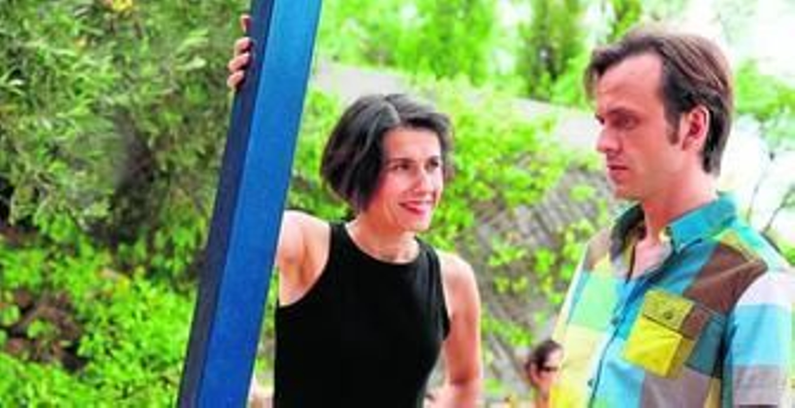 Lola Parra, directora del corto charla con Iván Morales durante el rodaje de 'Perra'.