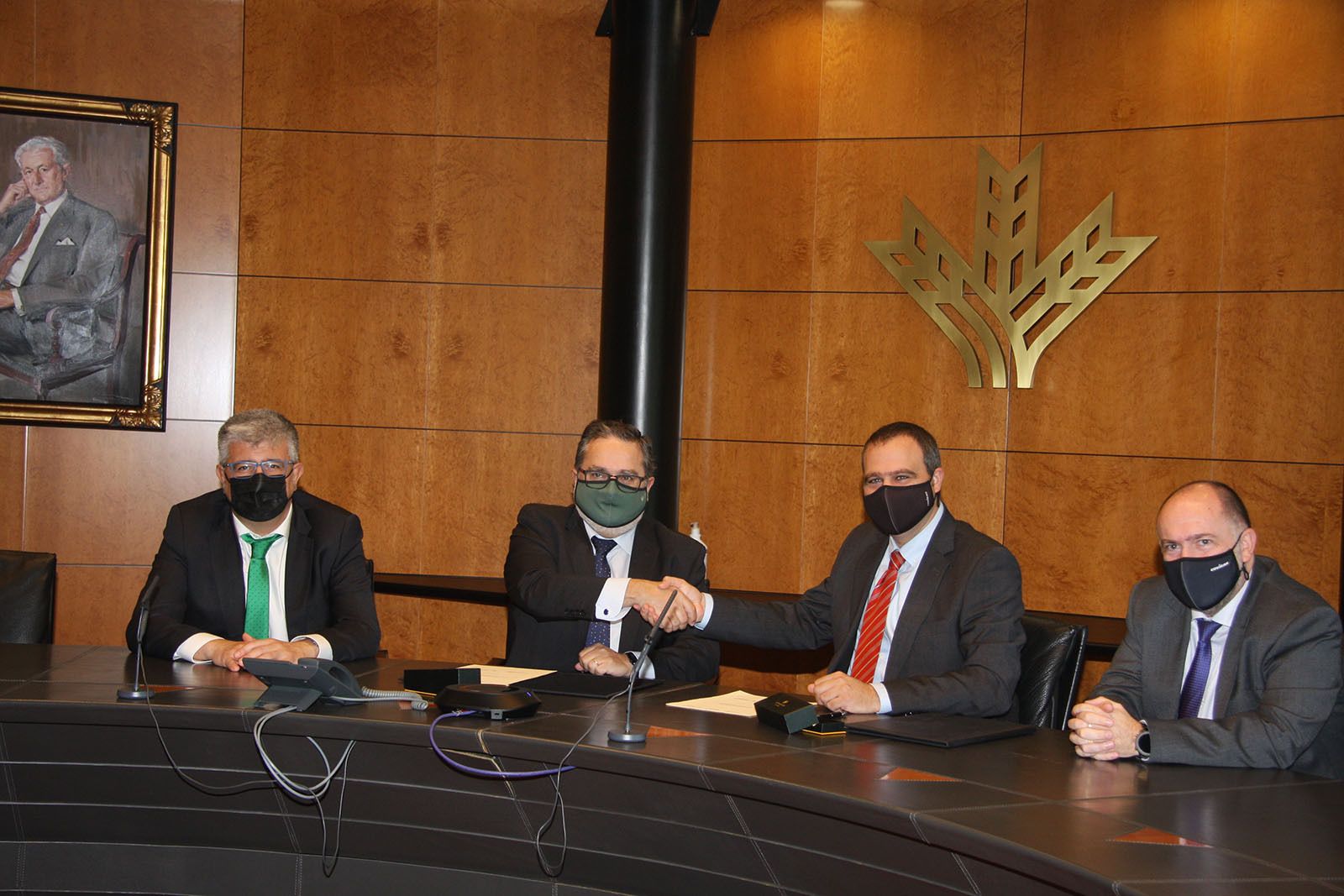 Momento de la firma del acuerdo entre Caja Rural de Granada y Covirán