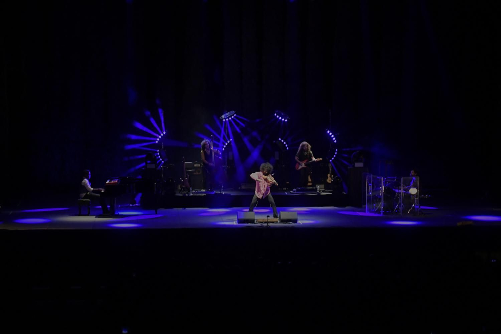 El violín de Ara Malikian suena bajo la lluvia en Granada