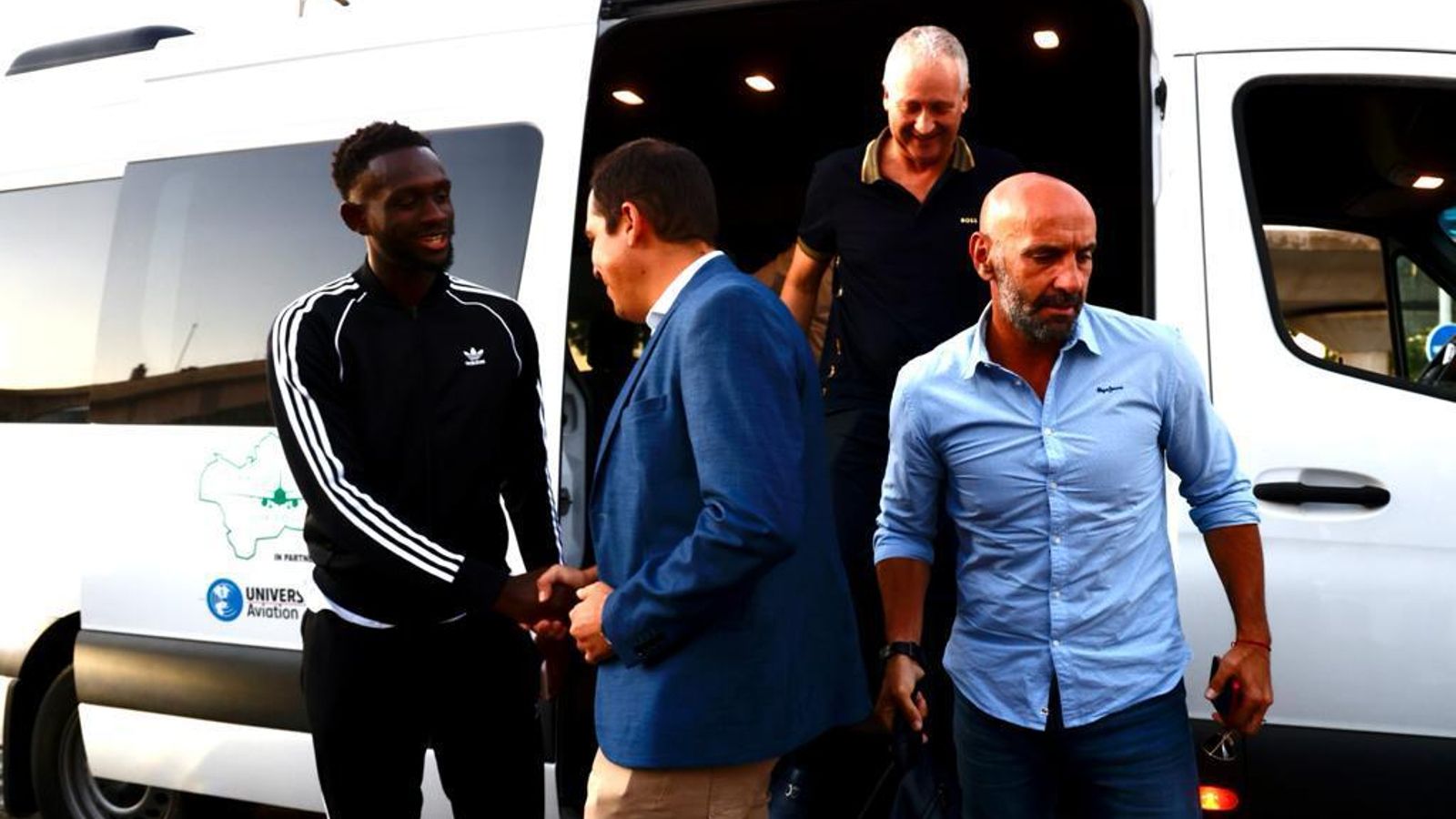 Nianzou saluda a Juan Baeza, de comunicación, ante Monchi y su representante.