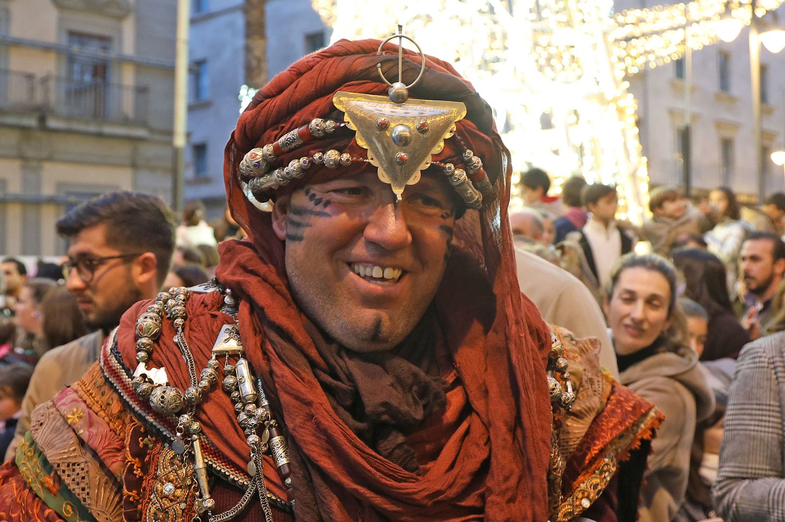 Imágenes del Heraldo Real anunciando la llegada de los Reyes Magos a Huelva