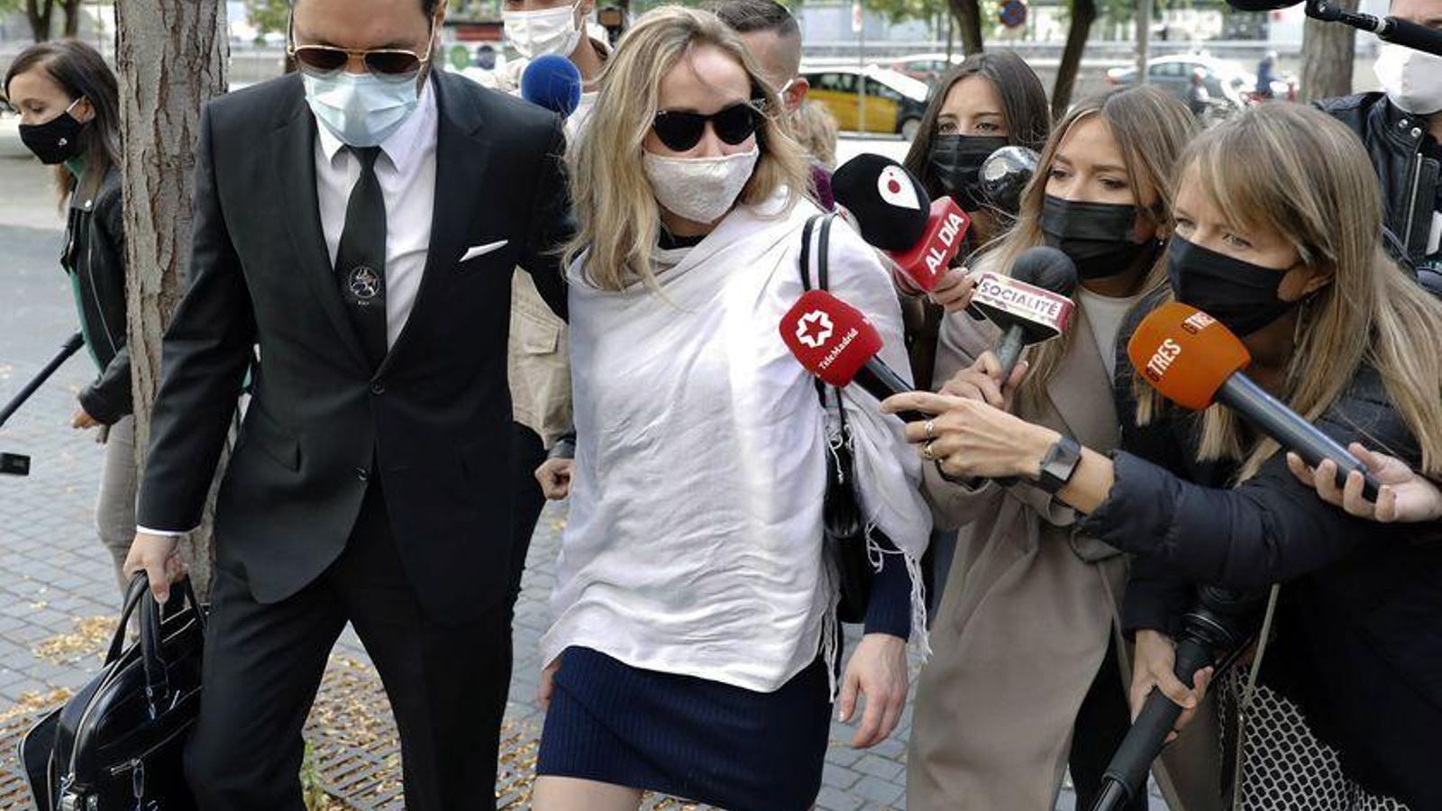 Foto de archivo de Ángela Dobrowolski, preguntada por los reporteros a su salida de uno de sus juicios.