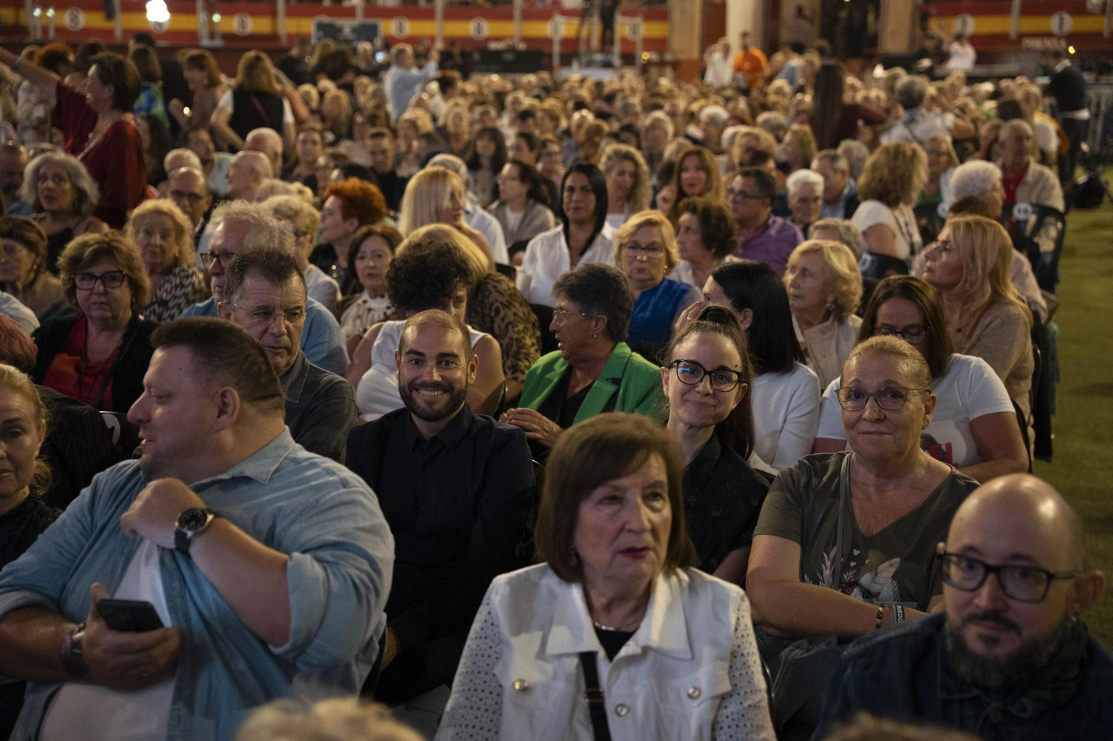 Las mejores imágenes del concierto de Raphael en la plaza de toros de Almería
