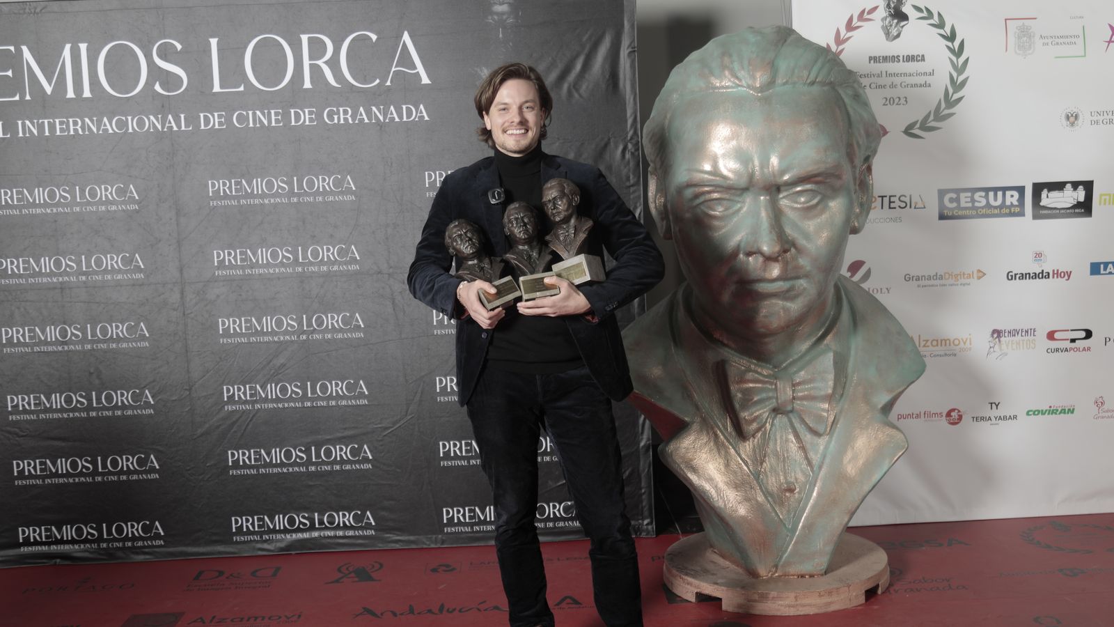 El actor austriaco con los tres galardones que obtuvo la cinta.