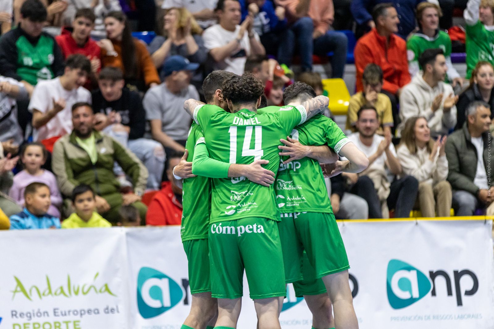 Piña de los jugadores de UMA Antequera tras conseguir un gol.