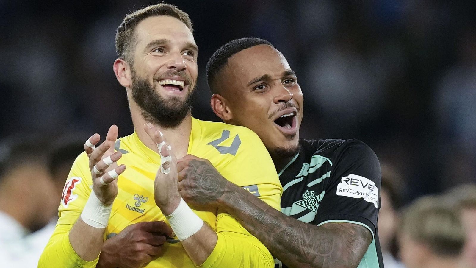 Pau López y Natan festejan el triunfo con la afición verdiblanca.