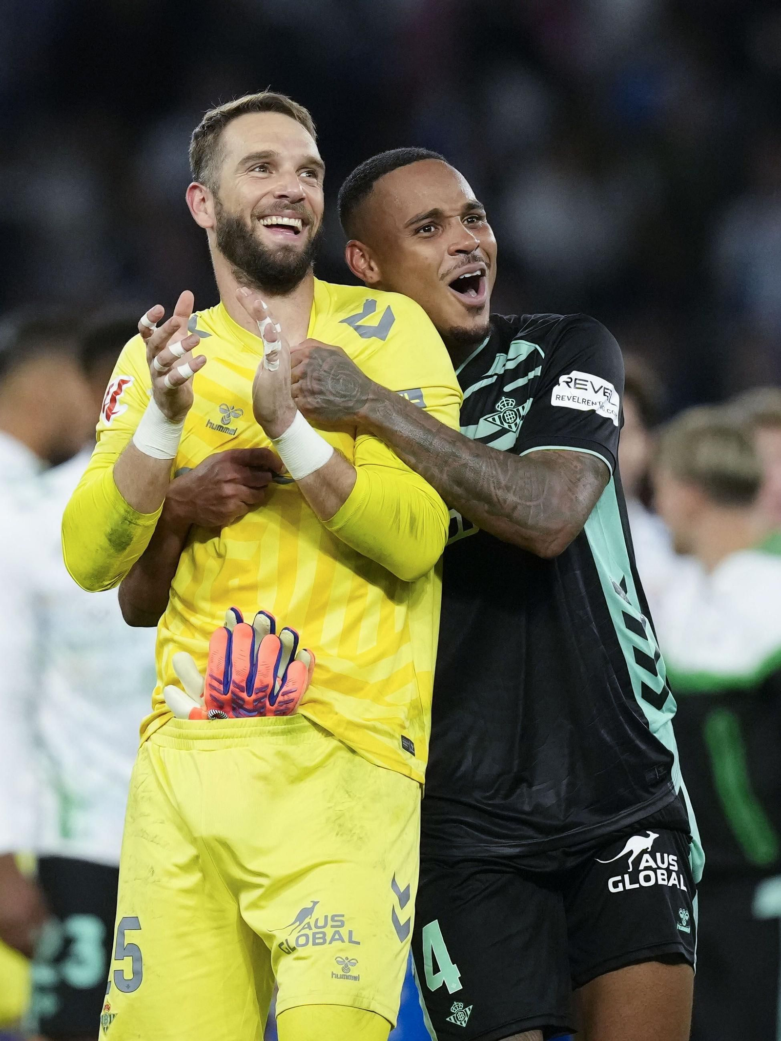 Pau López y Natan festejan el triunfo con la afición verdiblanca.