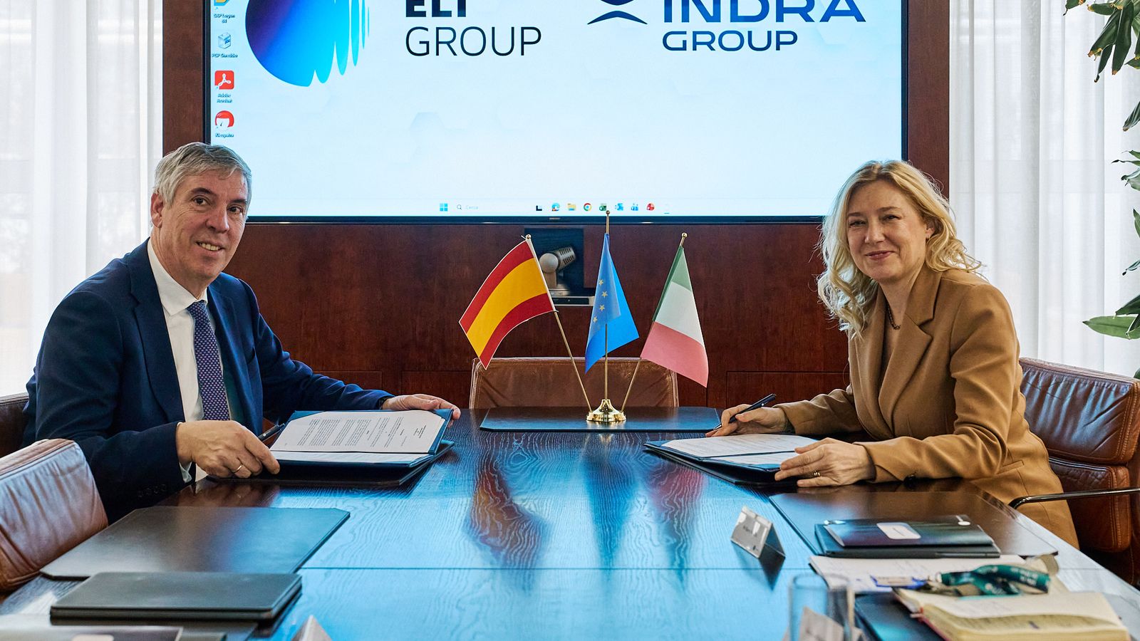 El CEO de Indra Group y la CEO y COO de ELT Group, en la firma del acuerdo marco.