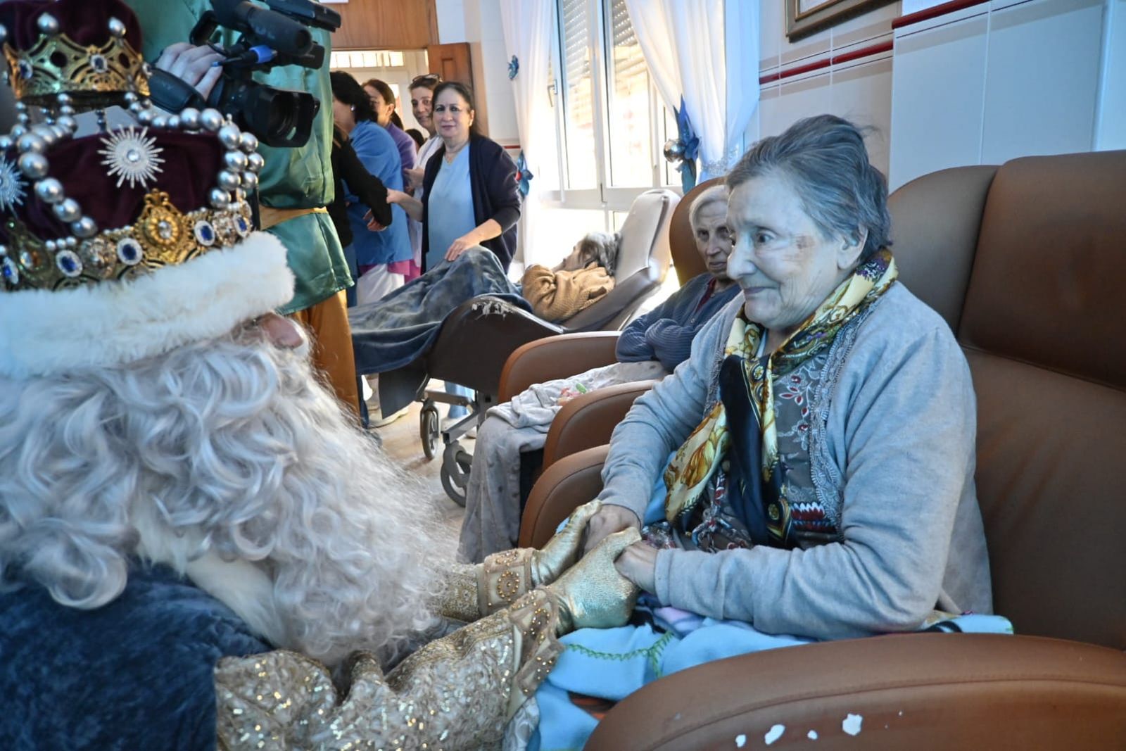 Las fotos más tiernas de la visita de los Reyes Magos a los ancianos de Huelva este 5 de enero