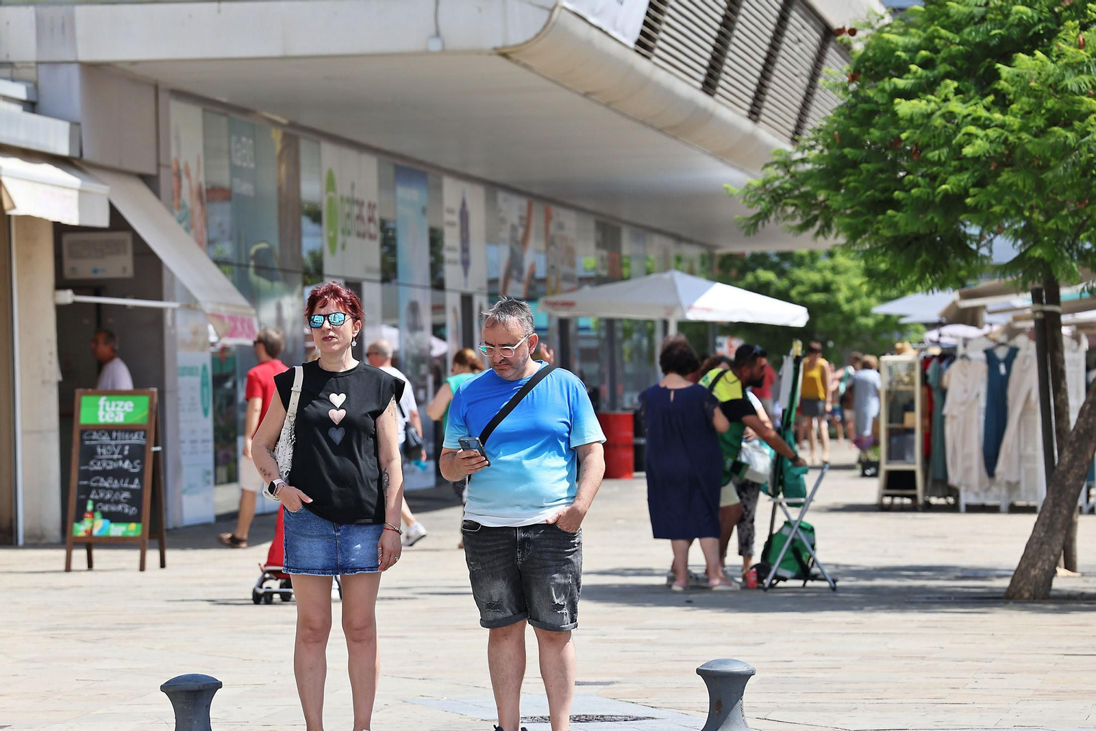 Imágenes de las compras en el entorno del Mercado del Carmen en la mañana de sábado
