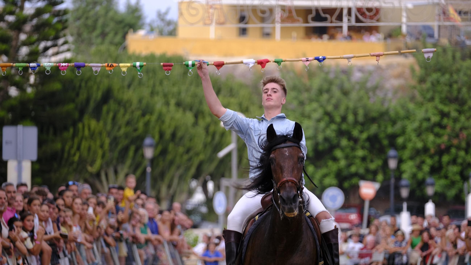 La popular carrera de cintas a caballo de las Fiestas de Mojácar, en imágenes