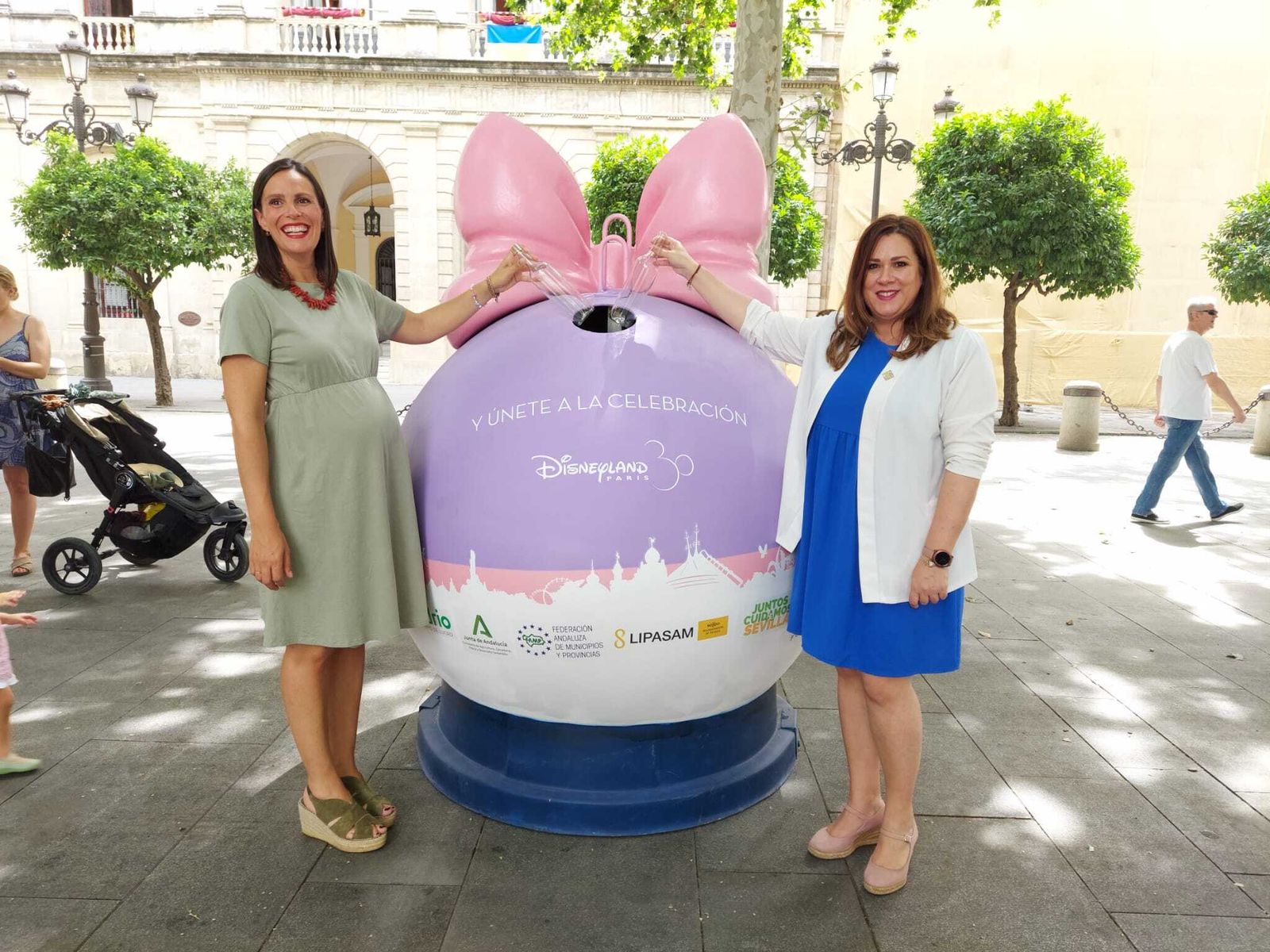 Presentación de la campaña en la Plaza Nueva, evento que une el Día Mundial del Reciclaje y el 30º Aniversario de Disneyland París.