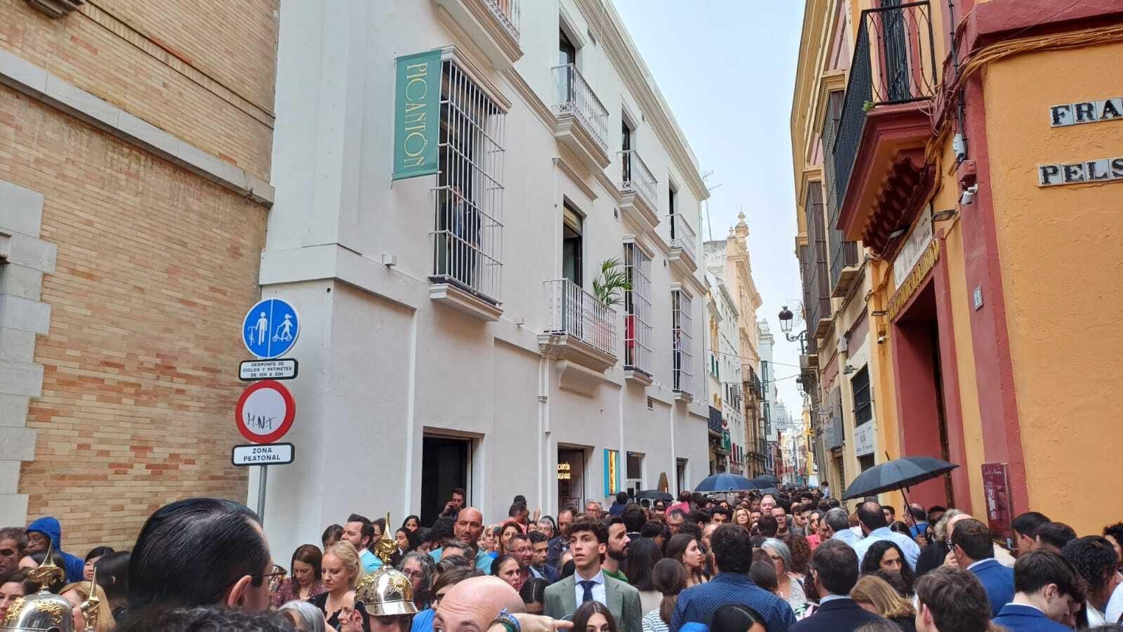 El gentío por la calle Cuna.