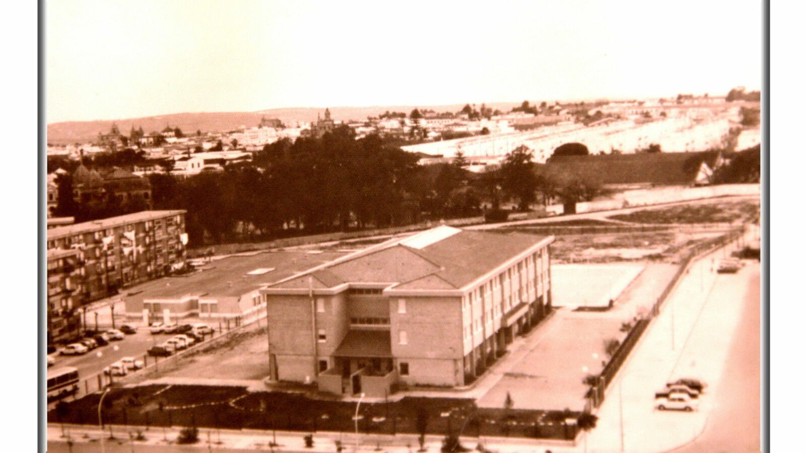 Vista aérea del colegio La Unión en los años 80.