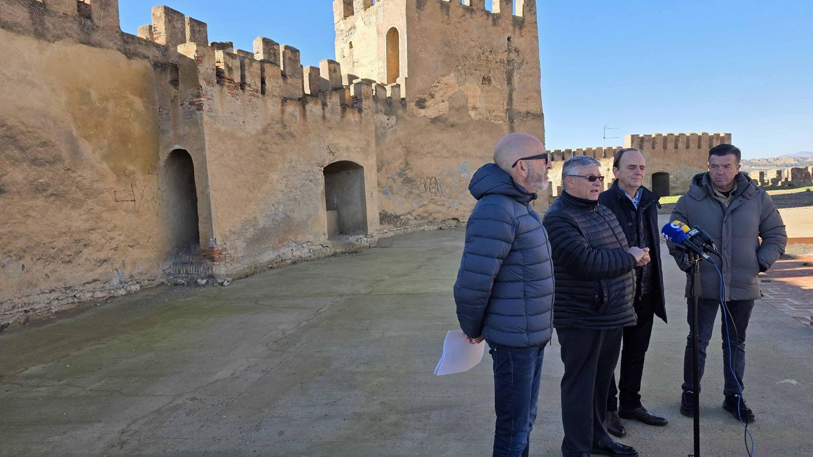 Lorente y parte de su equipo de gobierno, junto a la Alcazaba donde se realizarán los trabajos.
