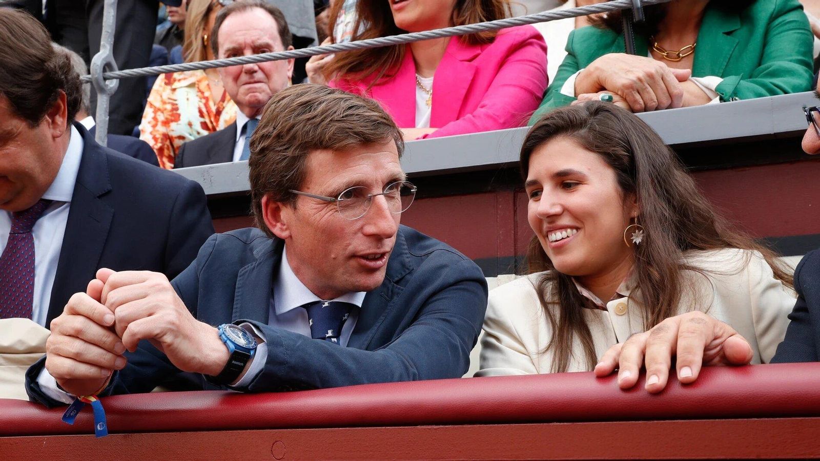 El alcalde de Madrid, Martínez Almeida, y su novia, Teresa Urquijo, en la plaza de toros de Las Ventas.