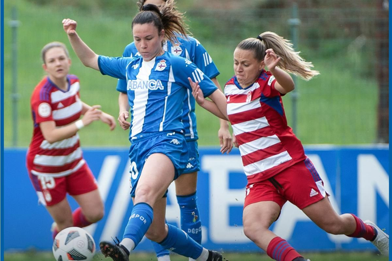 Naima presiona a una rival.