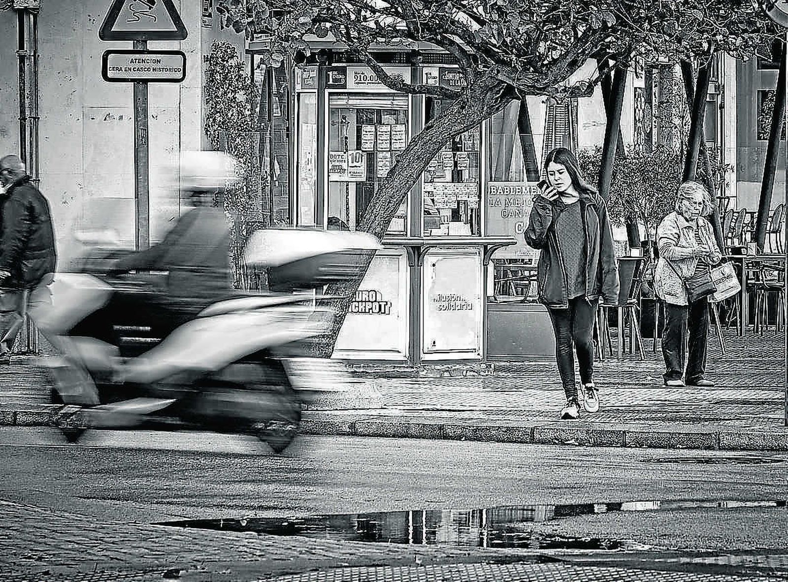Una moto pasa a gran rapidez buscando la calle Lázaro Dou, procedente de la plaza de Sevilla.
