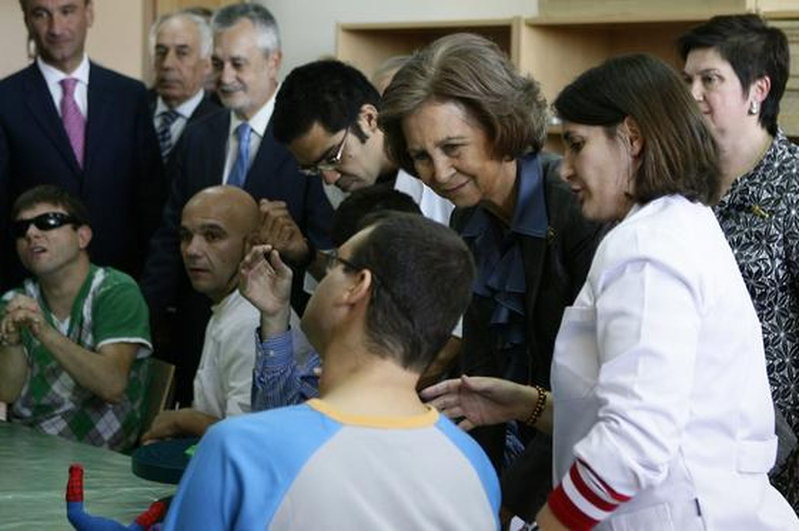 La Reina Doña Sofía inaugura el primer centro de atención a personas sordociegas.

Foto: Antonio Pizarro