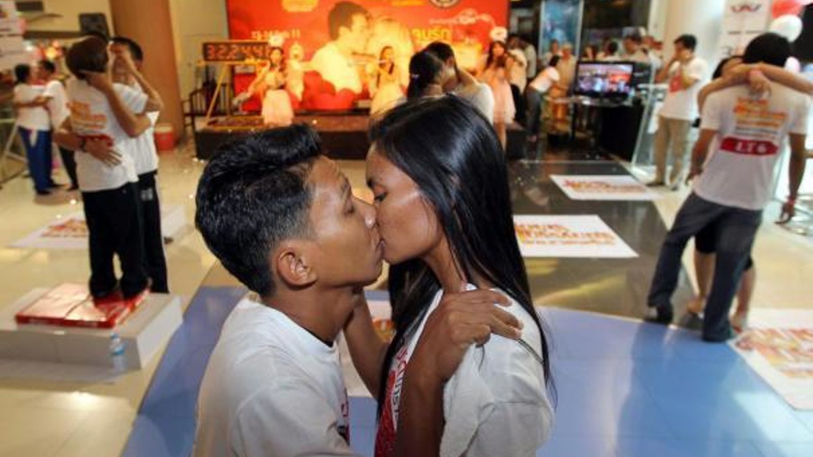 La pareja que mantiene el récord del beso más largo del mundo, durante uno de los certámenes celebrados en Tailandia