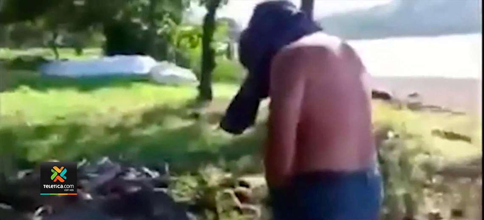 Un pervertido sorprendido masturbándose en un parque