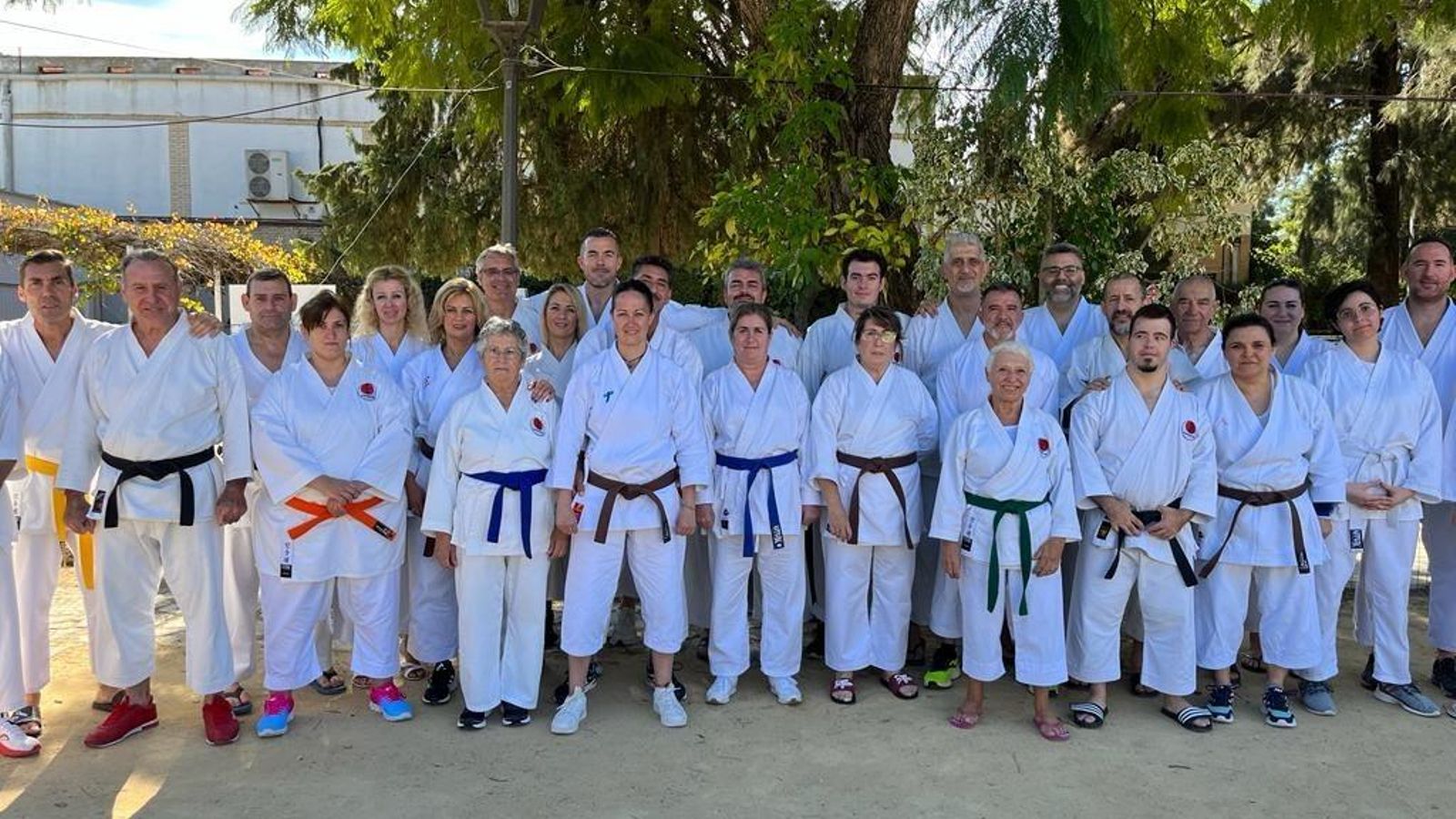 Los adultos del Dakentai no faltaron a esta cita solidaria en el Club Nazaret.